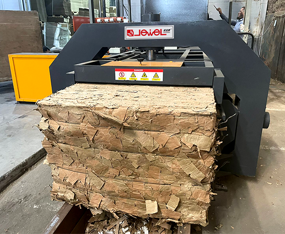 Ganap na Awtomatikong Waste Baling System para sa isang Russian Carton Factory